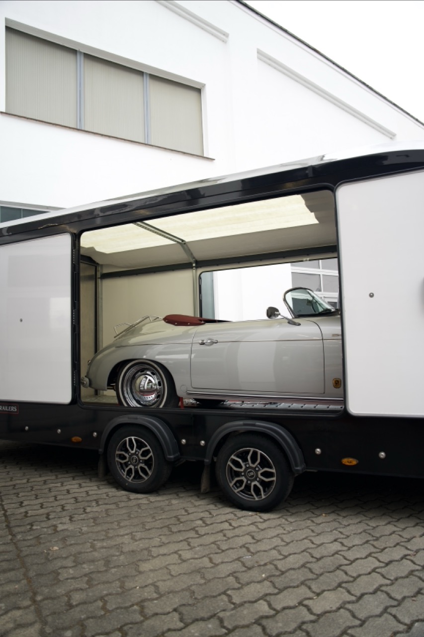 Porsche 356 im geschlossenen Fahrzeugtransporter